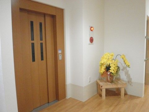 施設内にはエレベーターが設置されているため、上下階への移動もスムーズ。茶色の扉は内装とマッチして上品。