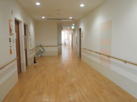 全面バリアフリーの廊下は、手すりも設置されていて安心。広い廊下は車椅子を利用されている方もすれ違えるようになっている。