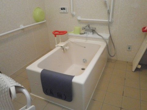 浴室内にも手すりが施されていて、安心して入浴を楽しめる。清潔感ある室内は、常に清掃が行き届いていて衛生面でも安心。