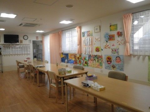 多数の座席があり、多くの方と交流を深める事ができる。入居者様が作った作品などが展示され、個々のアートを楽しめる。