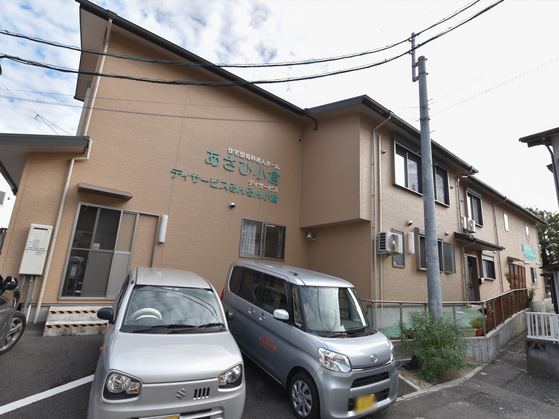 環境に恵まれた住宅街に立地しているブラウンの外壁が落ち着いた雰囲気の施設の外観。建物の前には駐車場が完備している。
