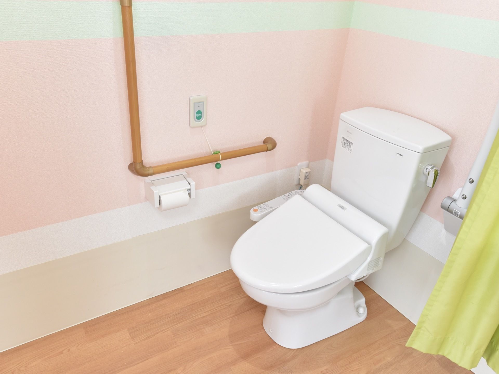 居室に設けられているトイレは広々としたスペースがあり、カーテン式になっているので出入りもストレスなくできる。