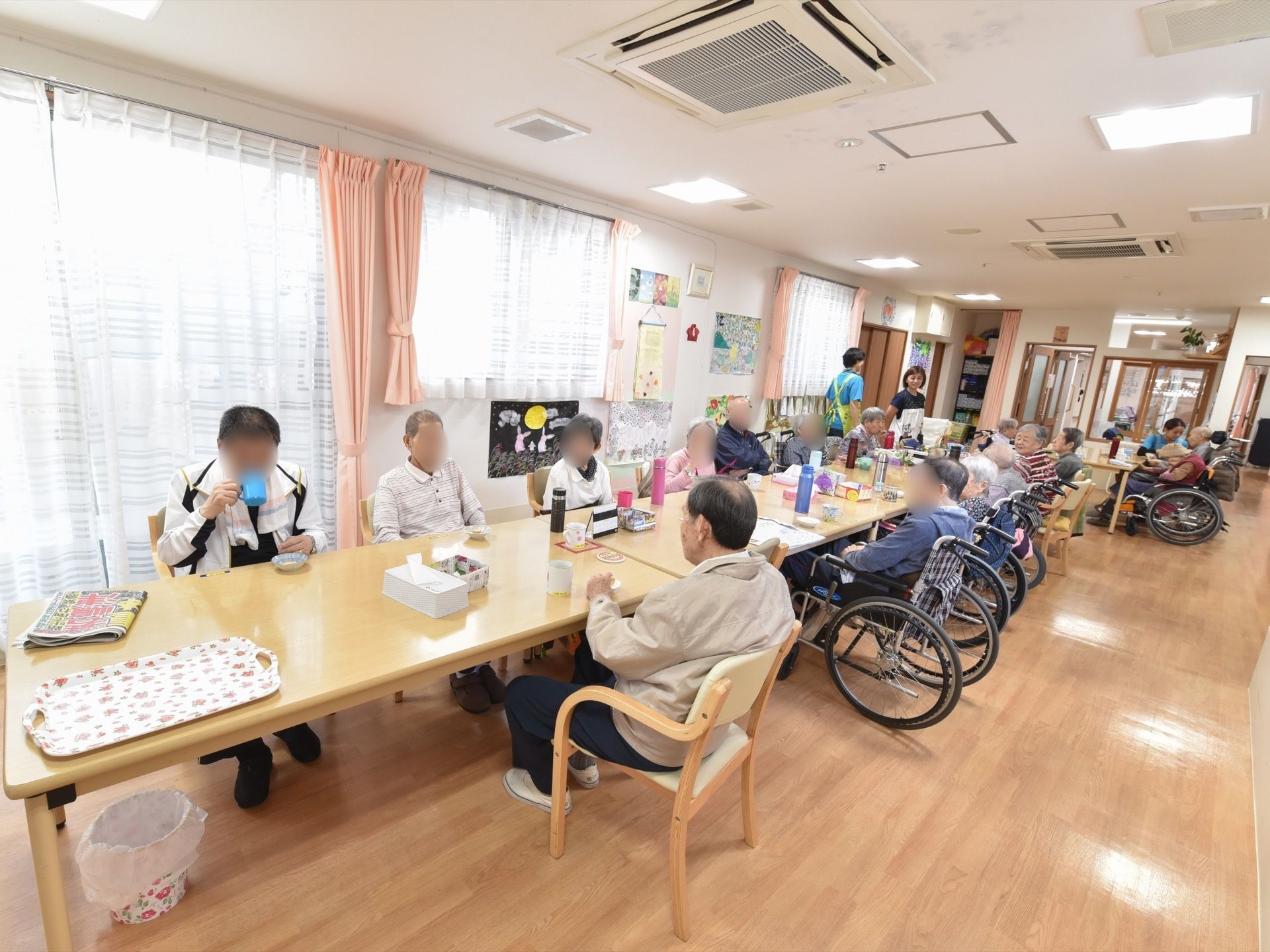 明るい窓に面した共有スペースにはテーブルを一列に並べ、ゆったりとした間隔があるので、ストレスのない移動が可能である。