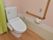 居室内には広々としたトイレが設置されており、扉がないカーテンタイプなので、スムーズに出入りすることができる。