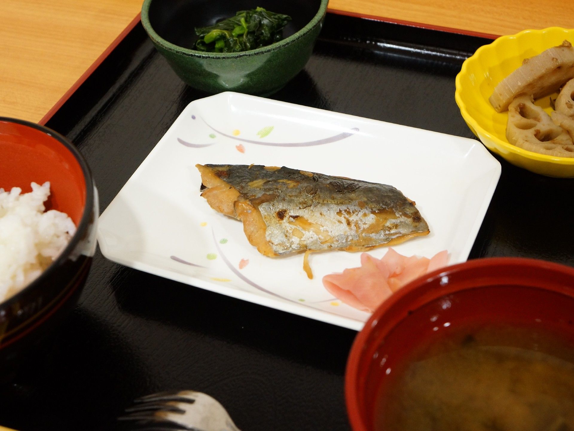 焼き魚を中心に、野菜がしっかりと添えられた定食。