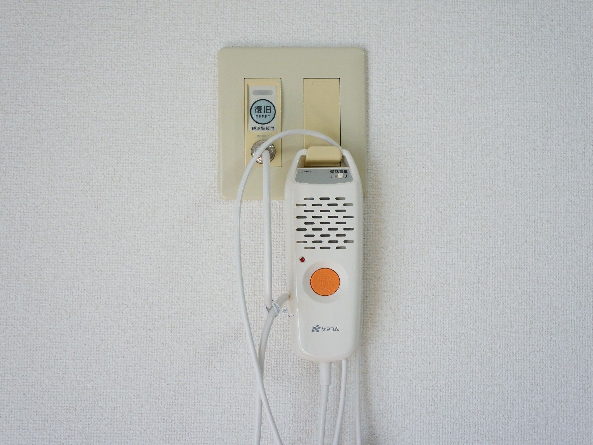 居室の壁にはスタッフを呼び出すことができるコールスイッチが設置されている。コードが長くベッドの手元まで伸ばすことができるタイプ。