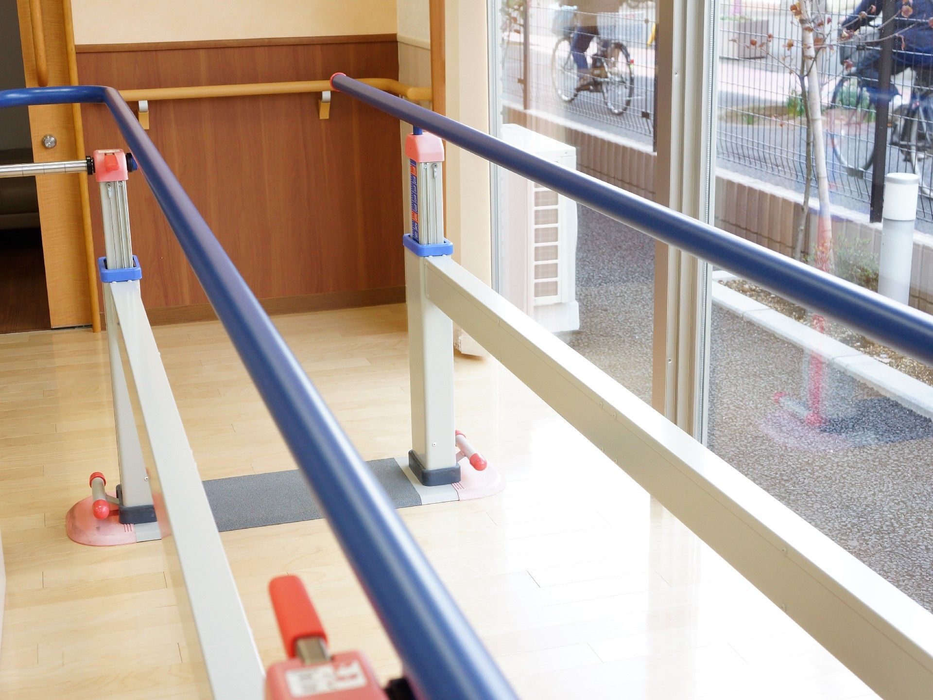 リハビリ用の歩行補助器具。青い二本の棒が並行して並んでいる。