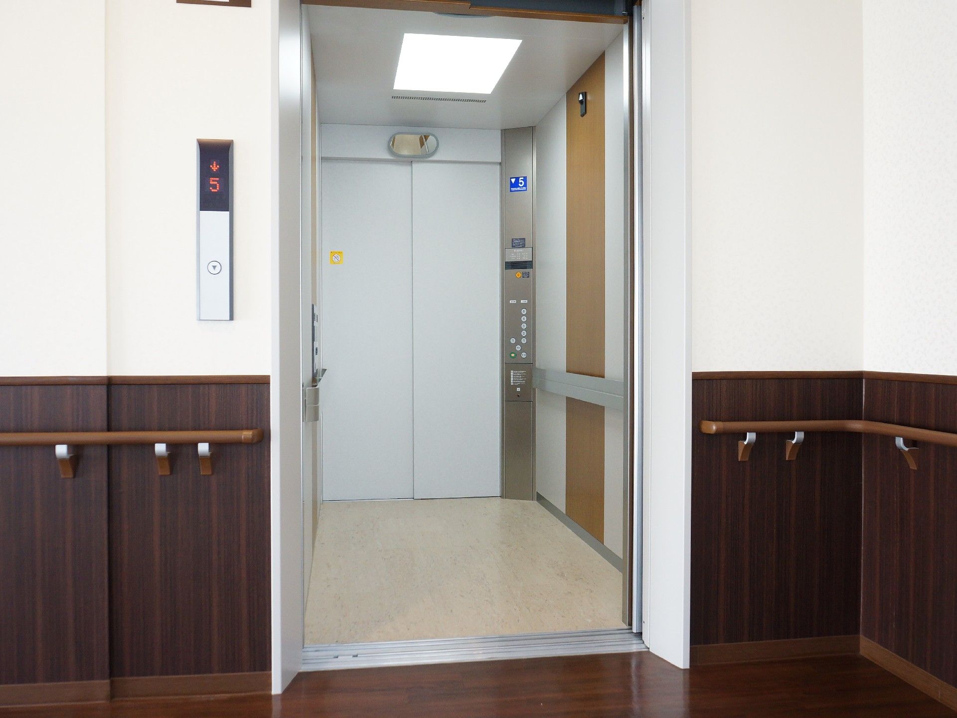 乗った反対側が開く対面式タイプのエレベーター。