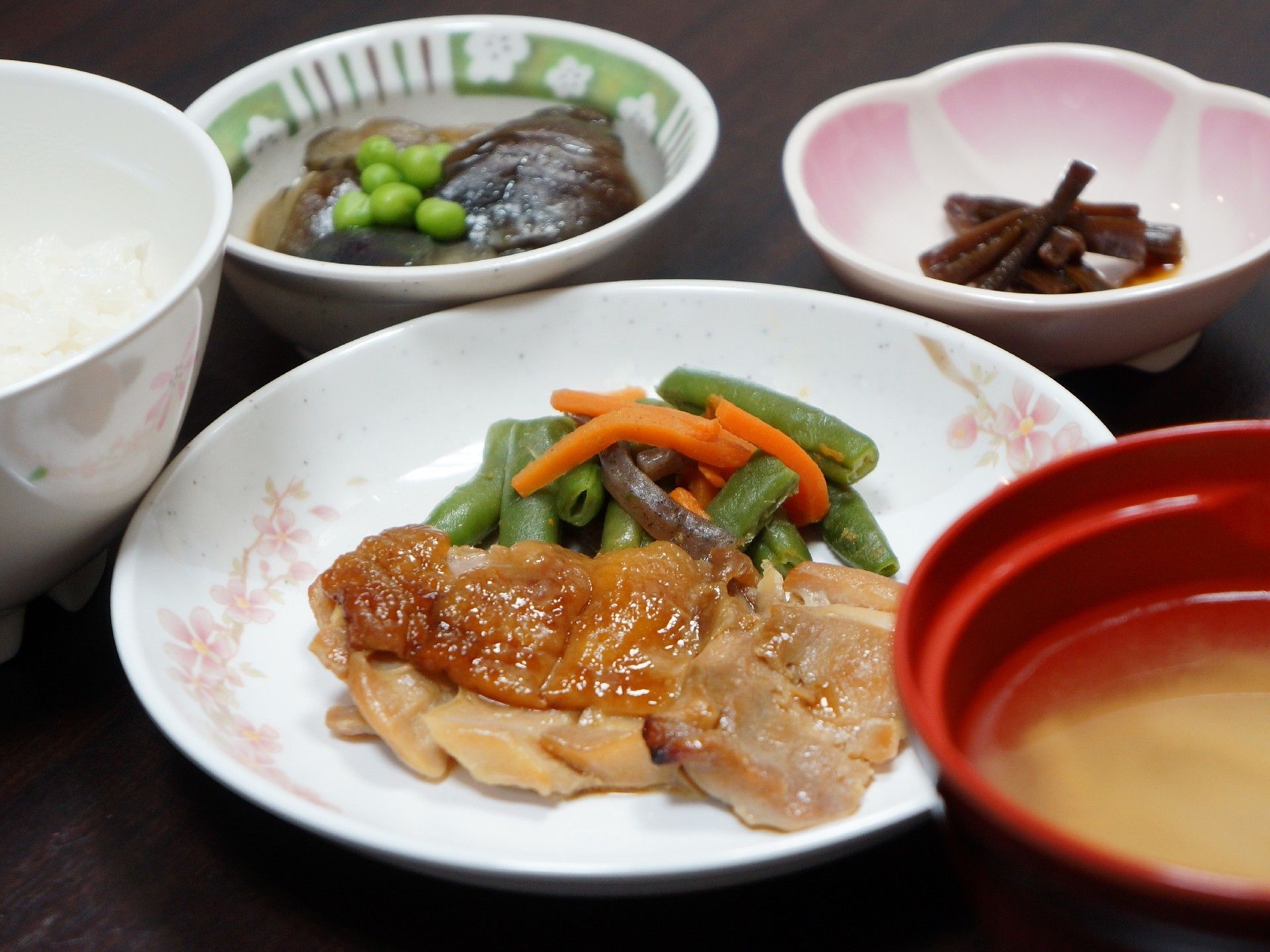 お肉から野菜まで、バランスの取れた料理。
