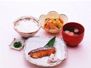 肉じゃがと焼き魚とほうれん草のおひたし、ご飯と吸い物のセット