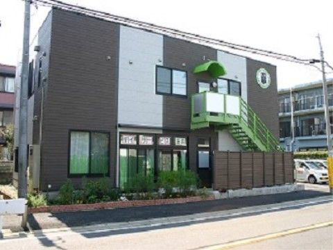 2階建ての建物の外観