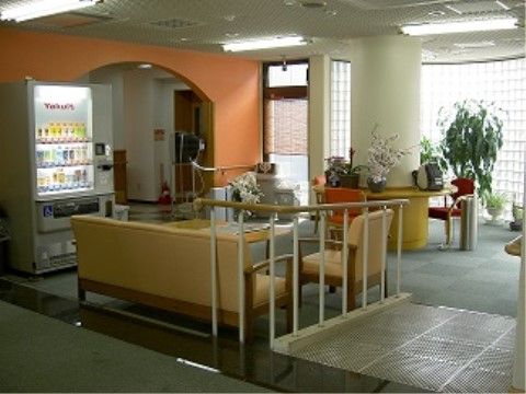 滑り止めのついた短いスロープには手すりがついている。小さい応接セットの横には自動販売機があり、飲み物を飲みながらくつろげる。