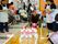 入居者がボーリングをして遊んでいる様子。ボーリングのピンはペットボトルを装飾して作ったものが使用されている。