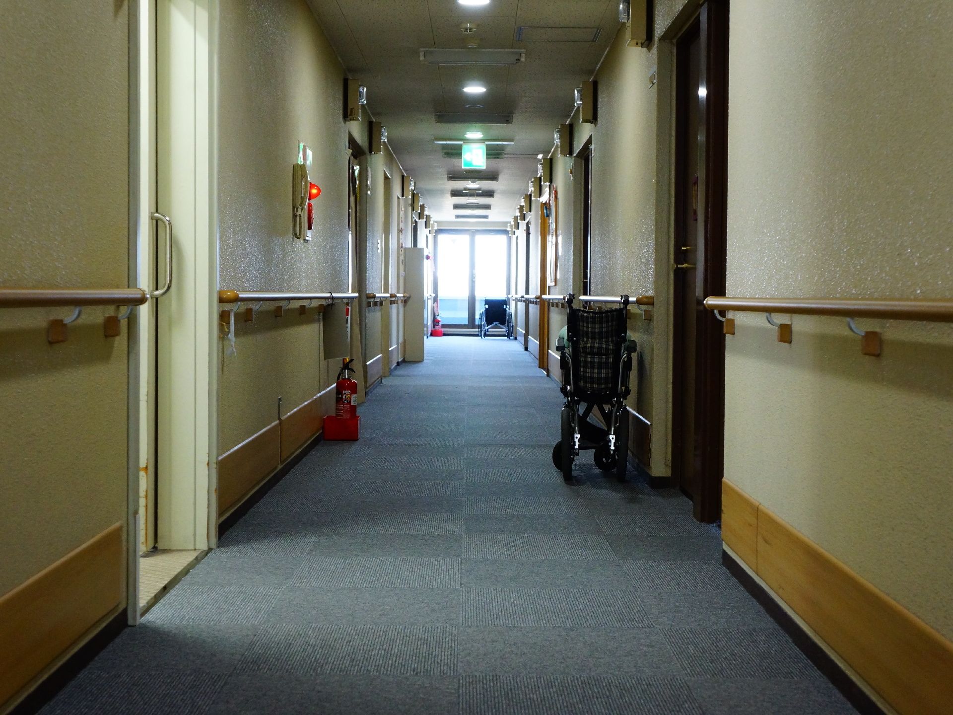 廊下の突き当りには大きな窓が設置してあり、廊下全体を明るく演出。手すりが左右の壁に設置してあるので、移動も安心。