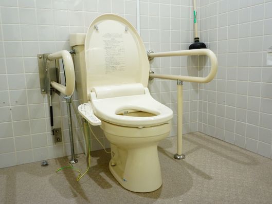 手すりのあるトイレ