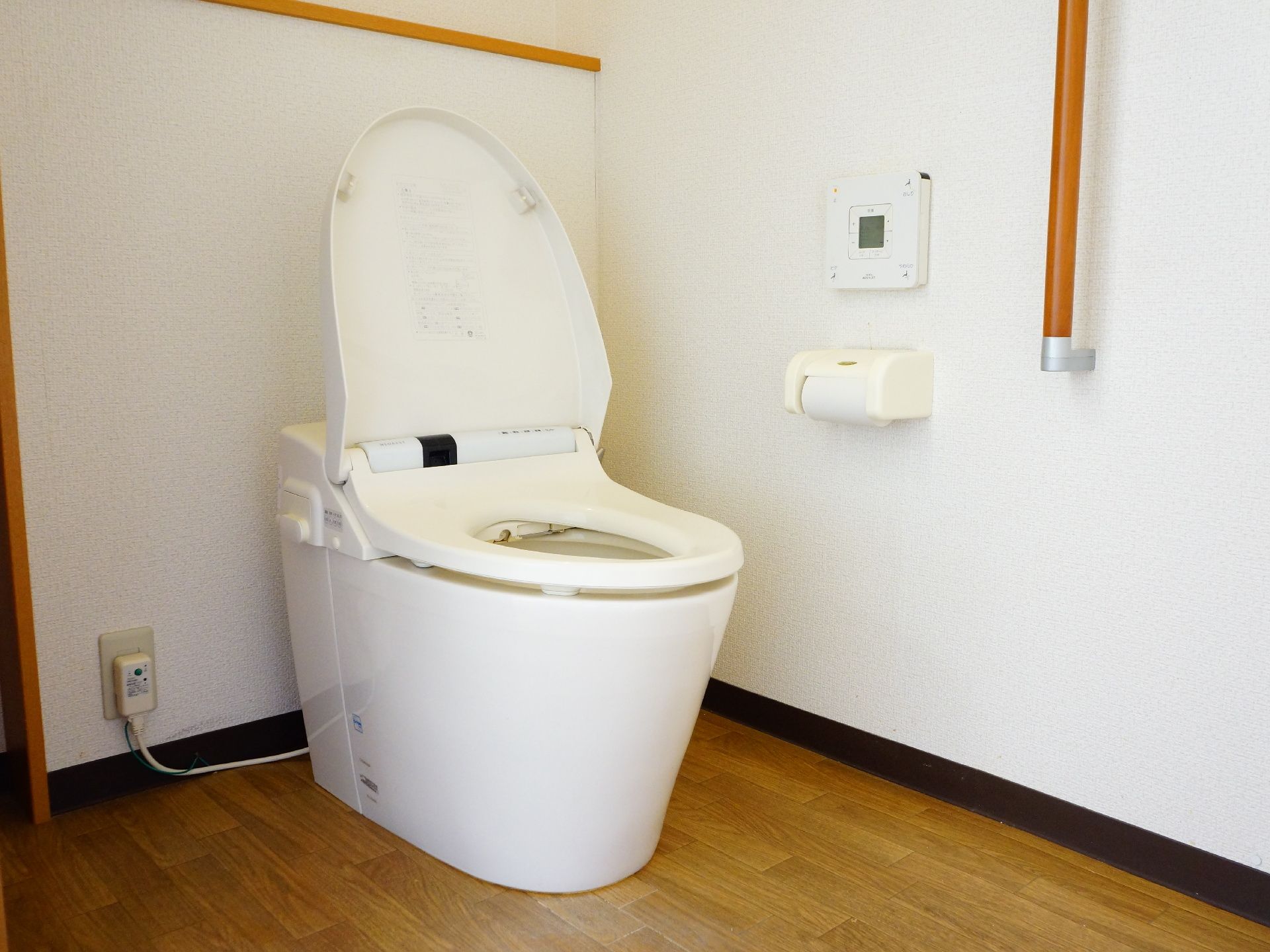 トイレは広いスペースが確保してあるので、車いすに乗ったまま利用することも可能。壁には手すりもあるので安心。