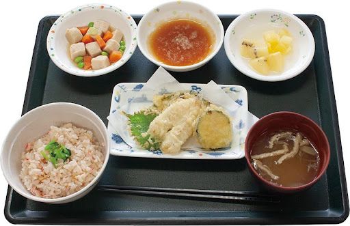天ぷらの盛り合わせと炊き込みご飯と味噌汁のセット
