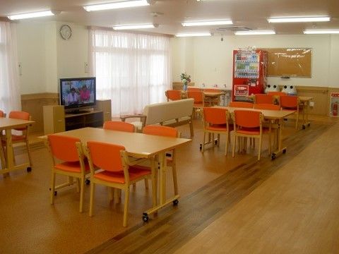 食堂には机や椅子が並べられており、入居者様で食卓を囲んで楽しく食事をすることができる。テレビやソファもあり、食事後も寛げる空間である。