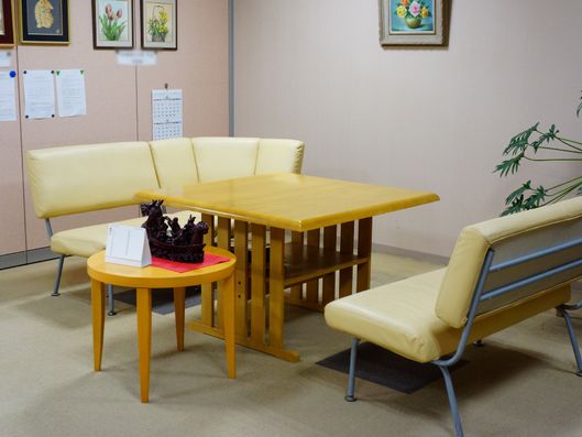 黄色いソファーがある部屋