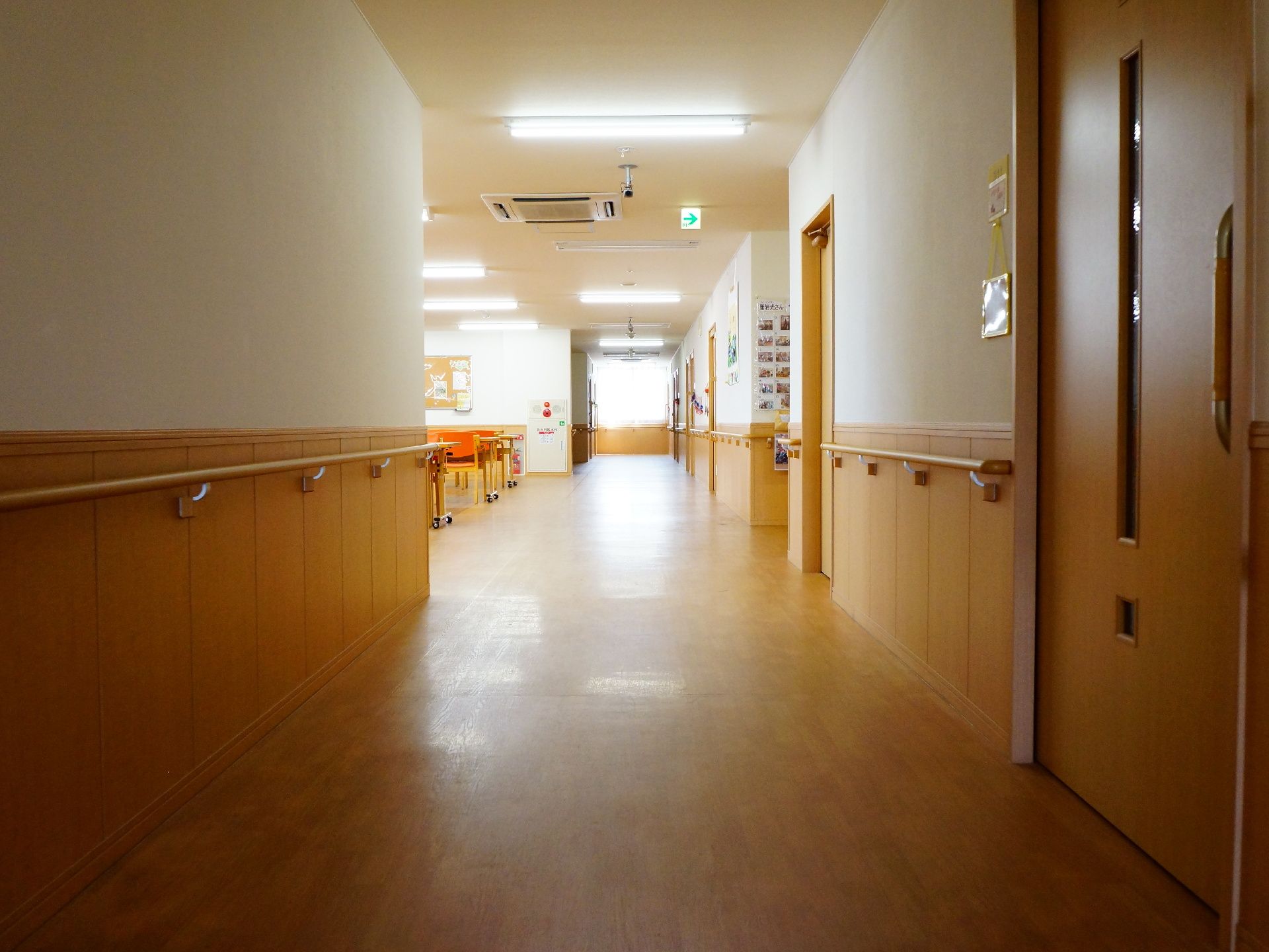 食堂と廊下とは仕切りのない一続きの空間である。廊下から食堂を見ると、食堂の椅子のクッション部分の鮮やかなオレンジ色が目に飛び込んでくる。