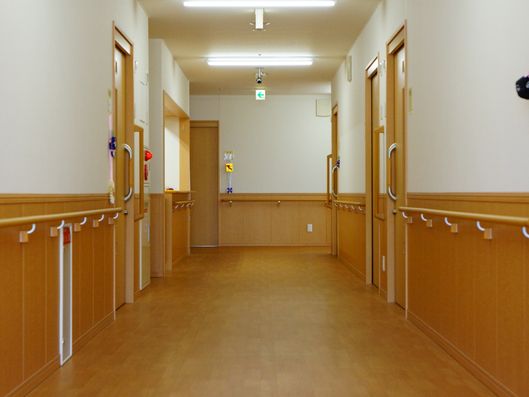 居室の並ぶ廊下