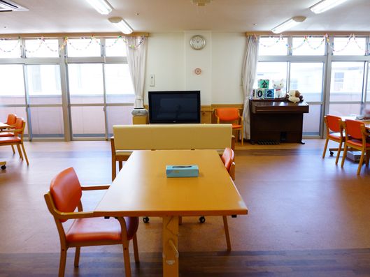 テレビの向いから見た食堂