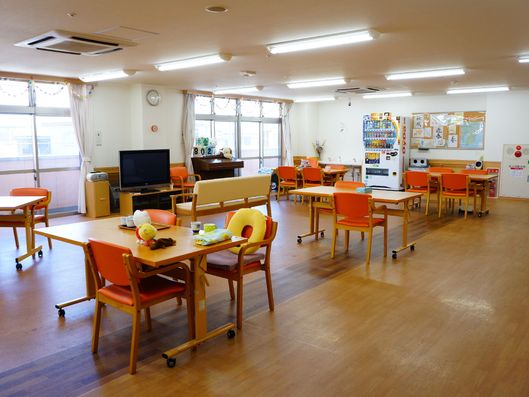 事務室側から見た食堂