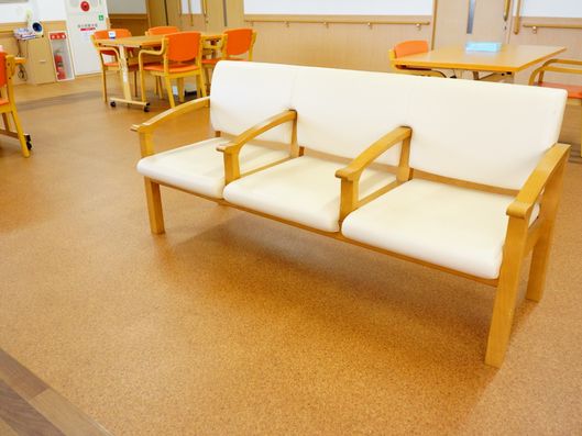 テレビの前のソファー