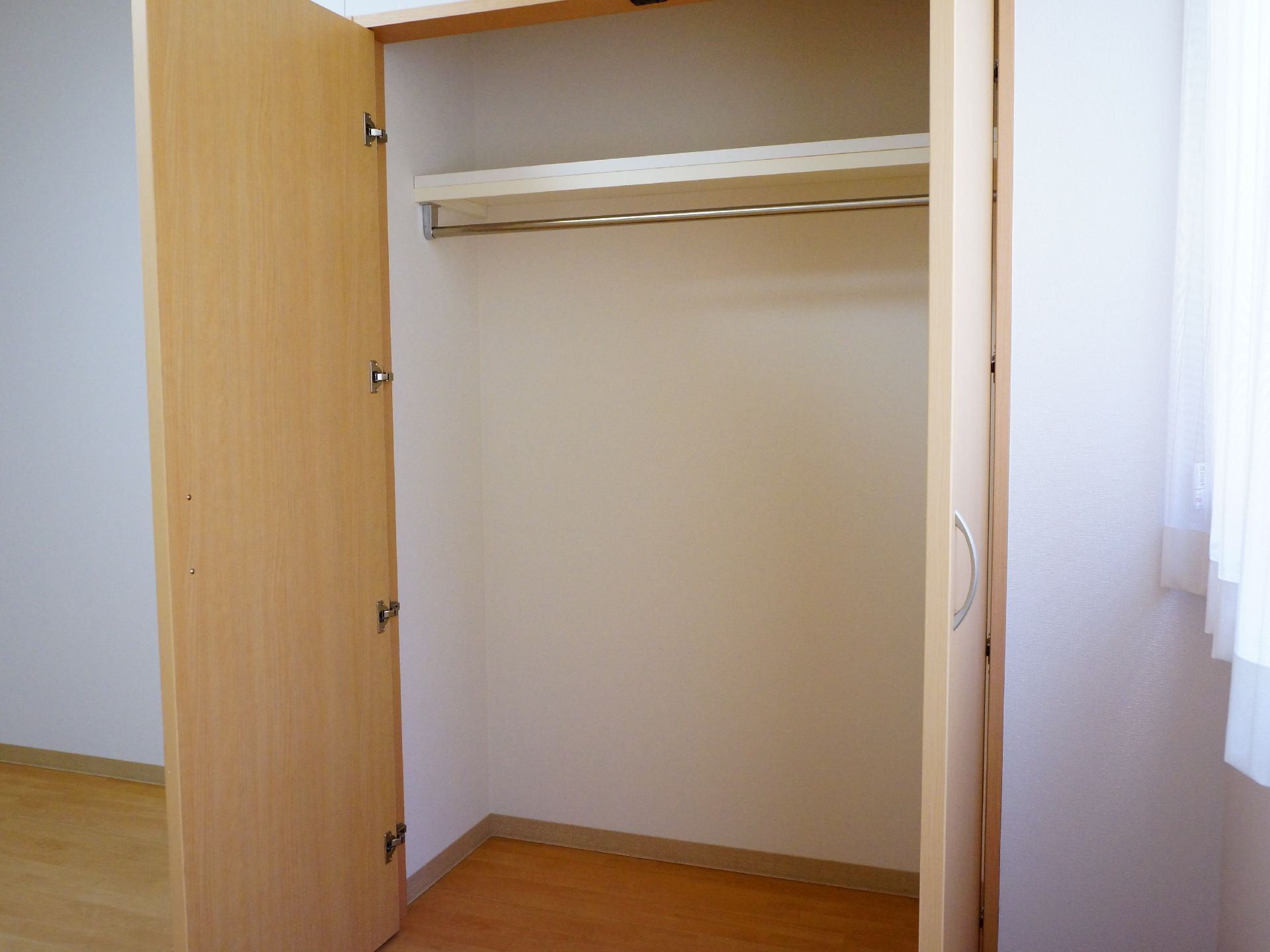 素材が生きた木材のデザインに、服をつるすポールがついた便利もの。上には荷物を置くスペースがついていて機能充実。
