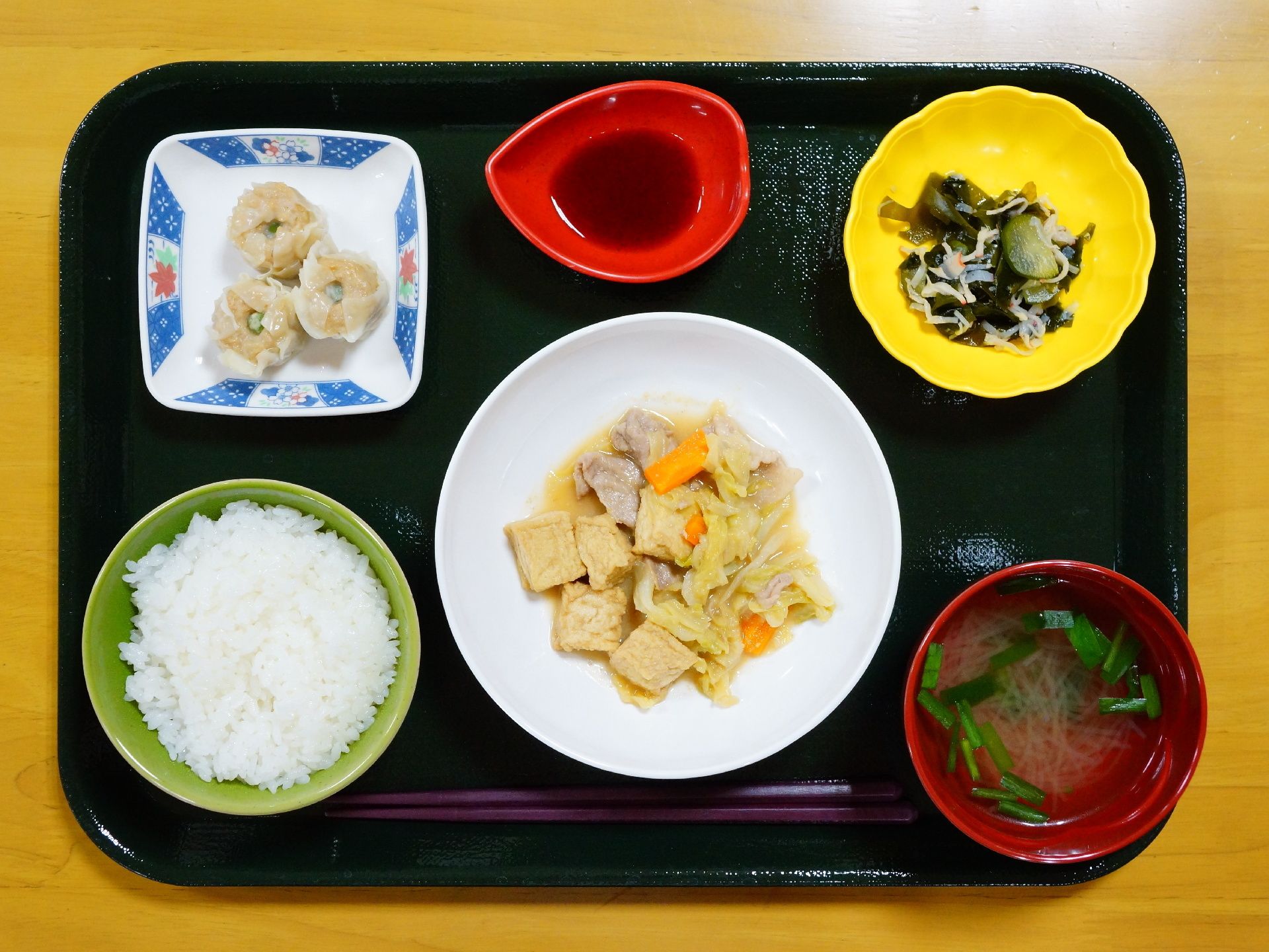 この日の献立はご飯味噌汁の他にしゅうまいと野菜炒めに酢の物だ。十分バランスのとれたご飯となっている。