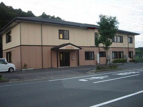 ツートーンカラーの2階建ての建物