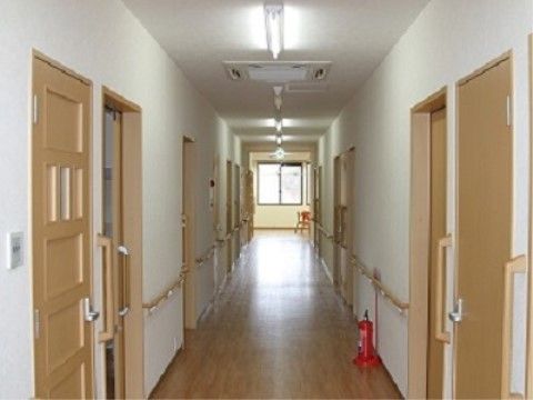 廊下の壁には手すりが設置されている。居室と廊下は段差がないので車椅子をご利用の方もスムーズなご移動をしていただける。