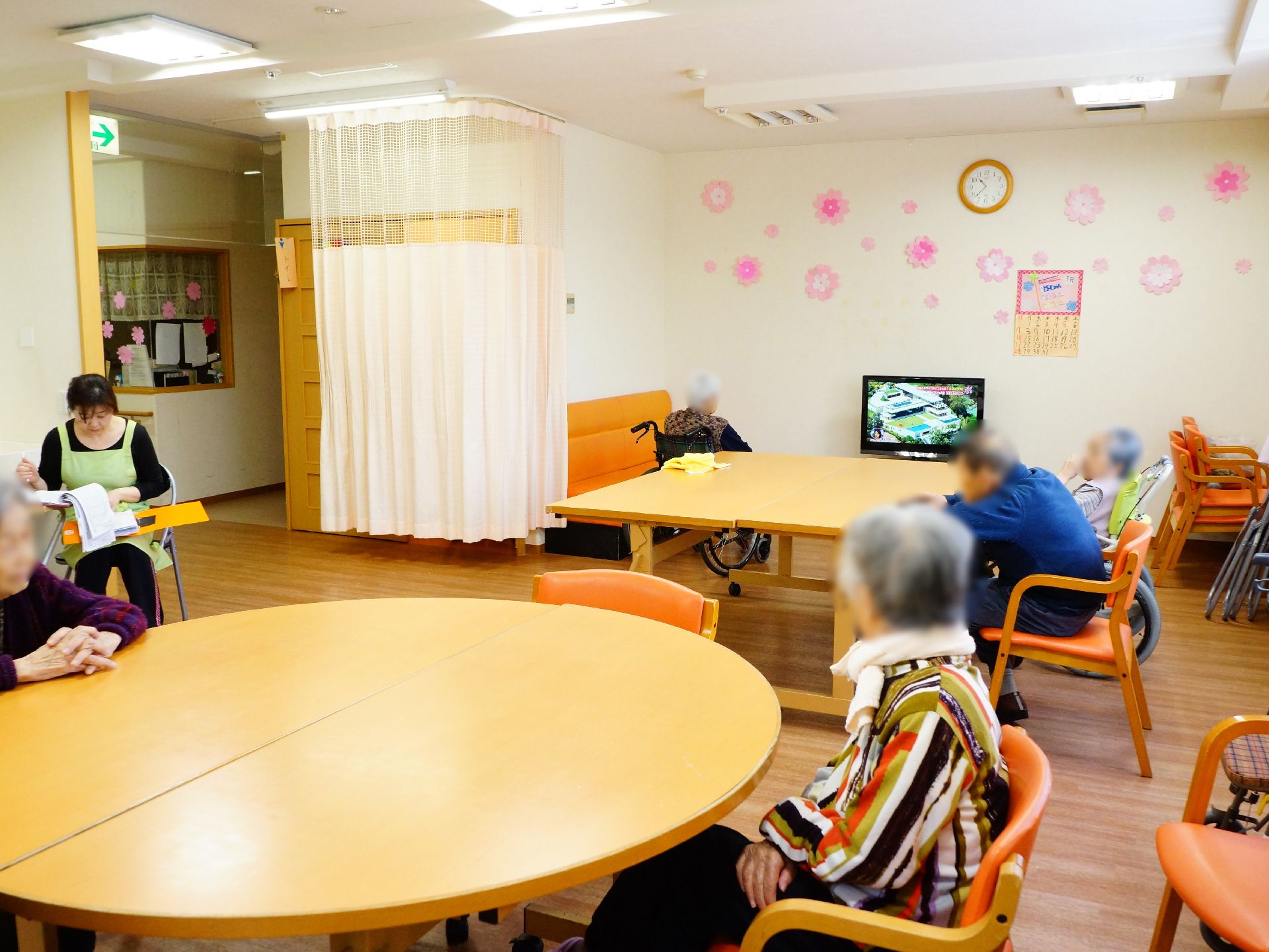 広々とした落ち着いた空間には、多くの利用者の姿が。テレビを見たり、世間話をしたりしながら過ごします。