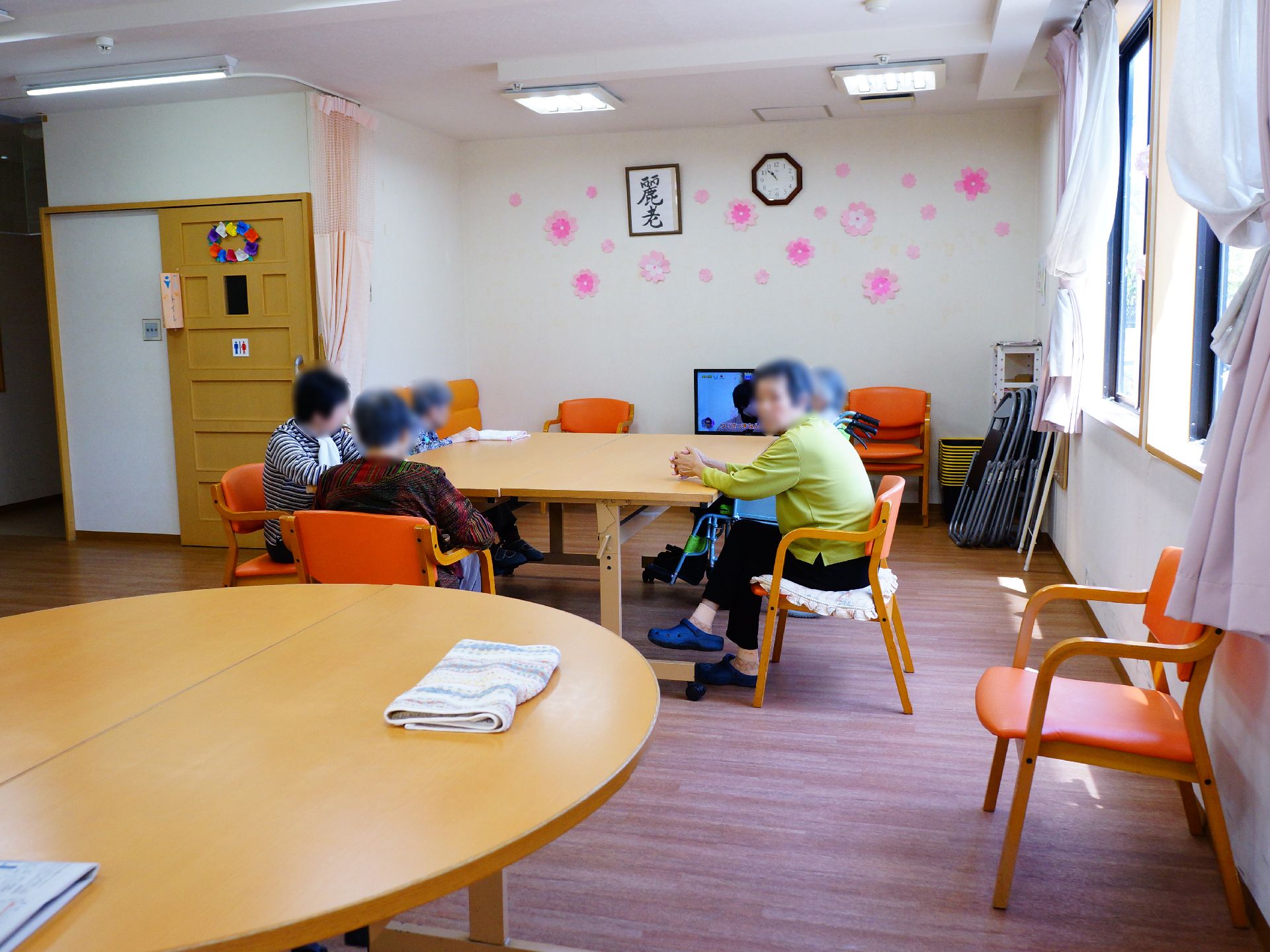 共有のリビングでは、間隔を空けて大きな机と椅子が設けられている。談笑したり、テレビ鑑賞をしたりと、思い思いの時間を過ごすことができる。