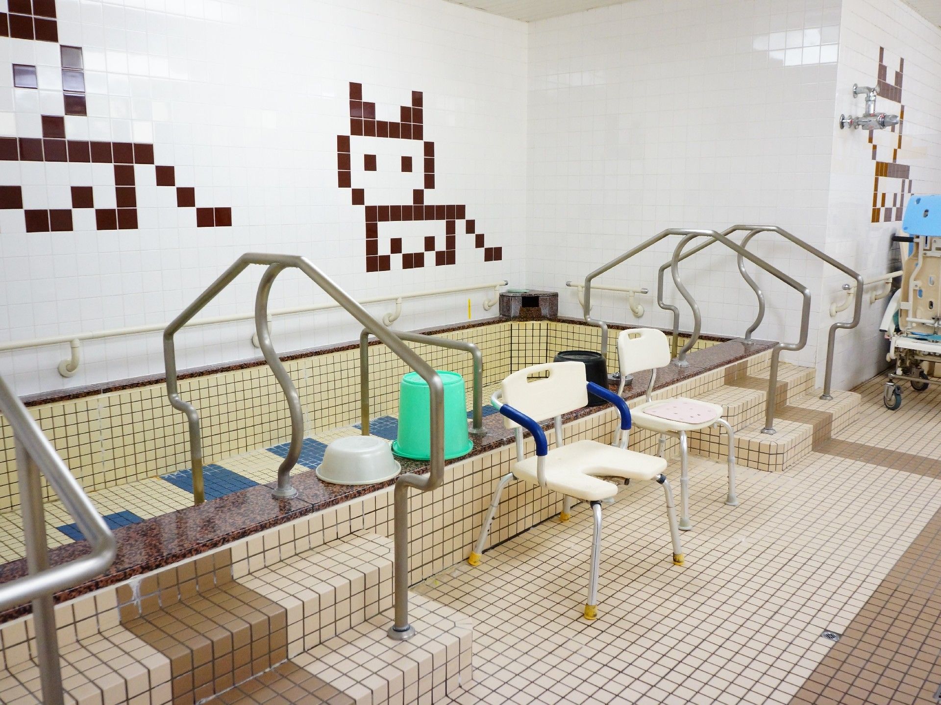 タイルで壁にドット絵の描かれた大浴場。