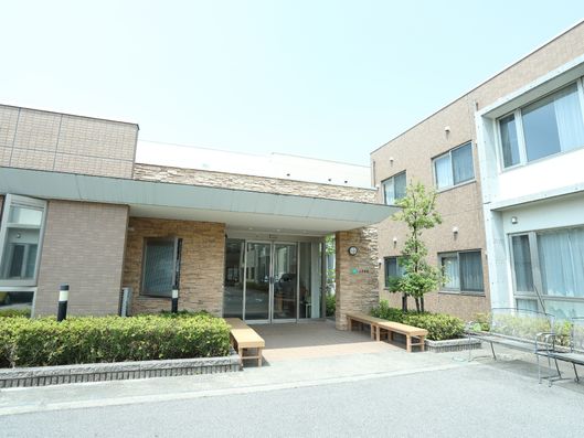 玄関を中心とした施設の外観