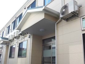 清潔感ある建物エントランス