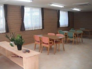 食堂の扉は両側が開閉するタイプのスライド式ドアであり、段差は取り除かれている。室内の一面の窓からは、明るい自然光がさんさんと降り注いでいる。