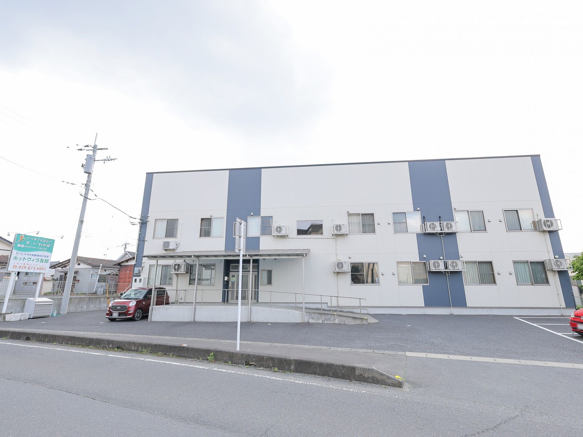 ツートーンカラーで2階建ての建物