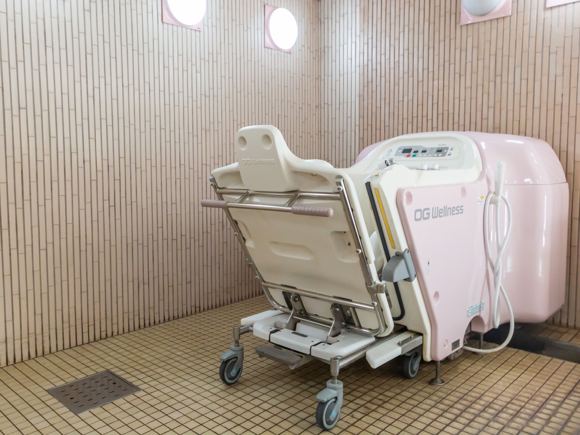 浴室用の介護機がある浴室