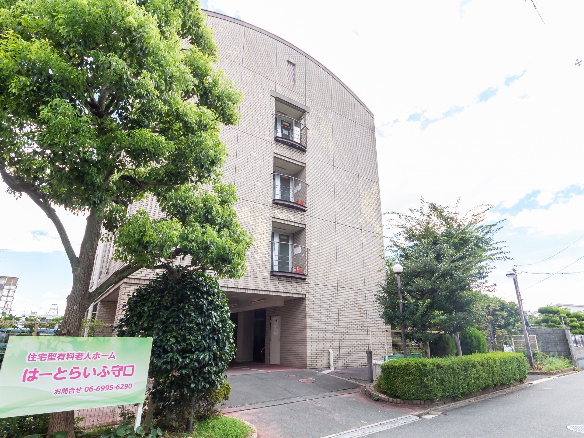 緑豊かな建物周辺