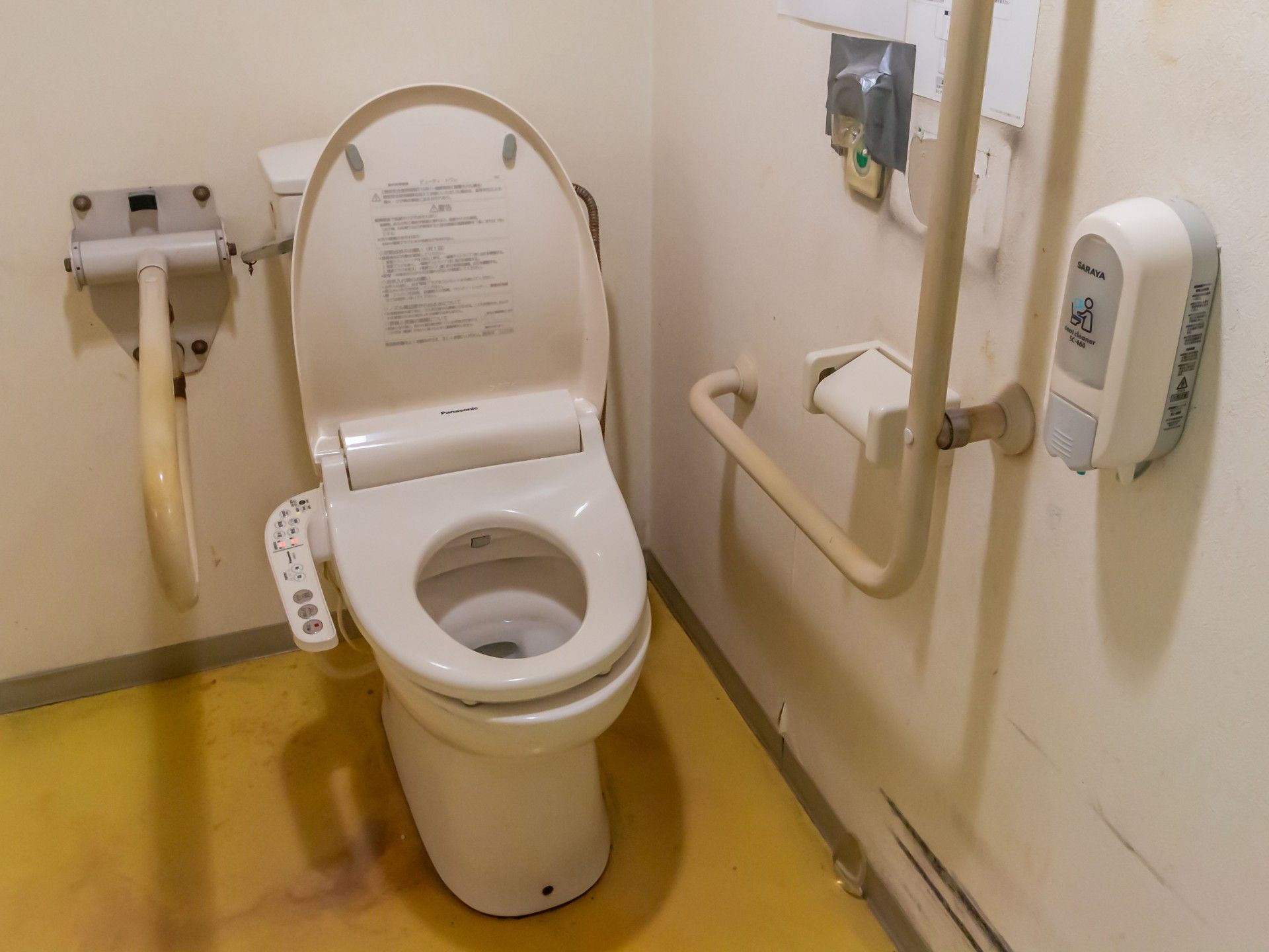 手すりのあるトイレ