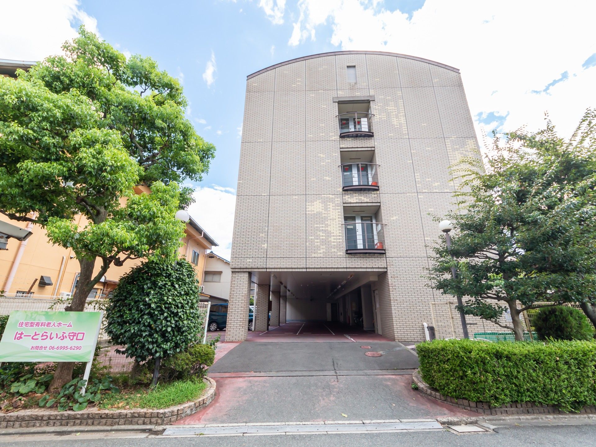4階建ての外観