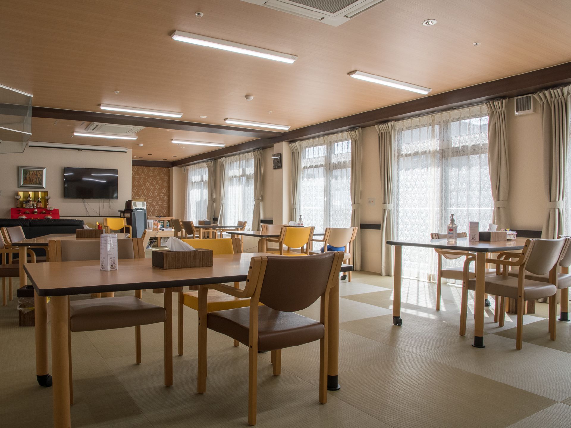 食堂は車いす利用者の方も同じテーブルで食事を摂れるように充分なスペースを確保。窓から光も充分に差し込む空間になっている。