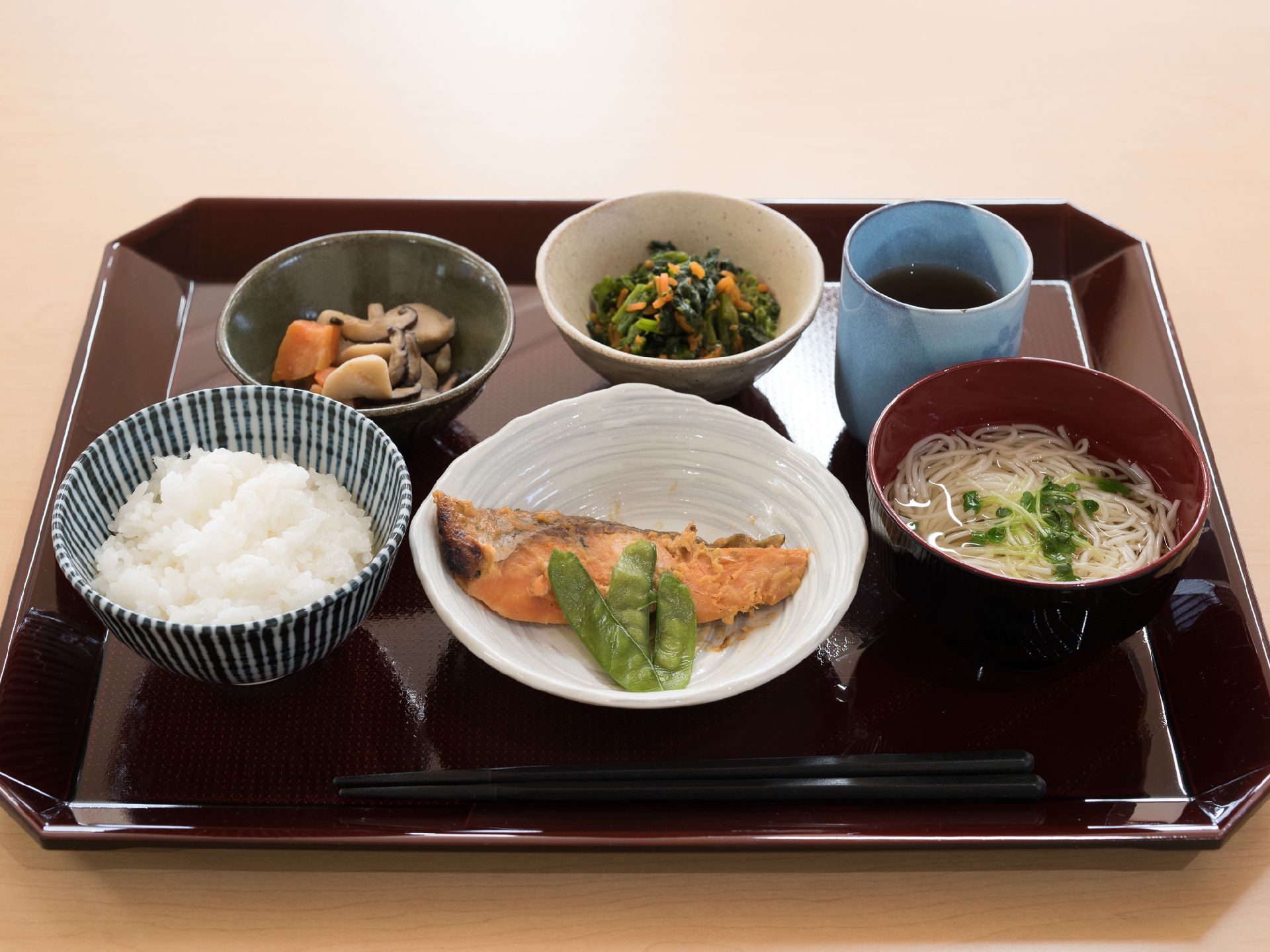 食事は和食を中心とした家庭料理である。栄養バランスのとれたメニューをいろいろな人と一緒に食べることができる。