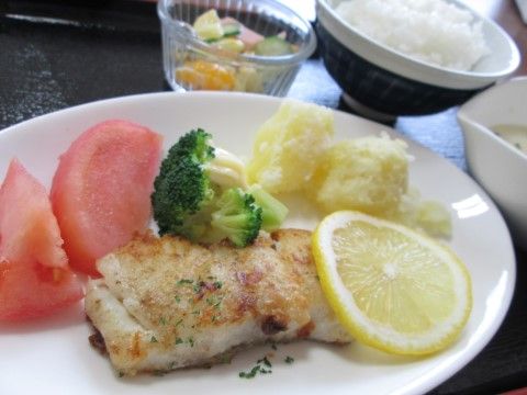 主食やサラダと共に置かれている白い皿に盛りつけられた洋食の料理