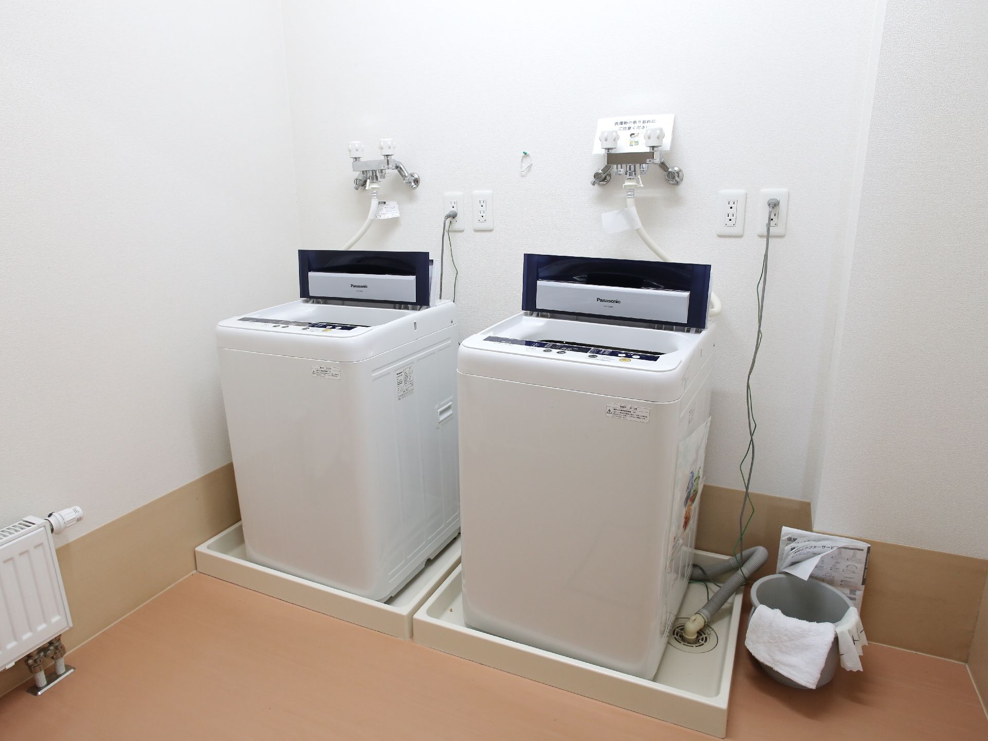どなたでもご利用いただける洗濯室。2台あるので、空いているほうをいつでも使う事ができる。清潔感のある空間。