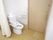 脱衣所前にあるトイレはカーテンで仕切られているため、移動が楽。手摺もついているので安心、安全に利用できる。