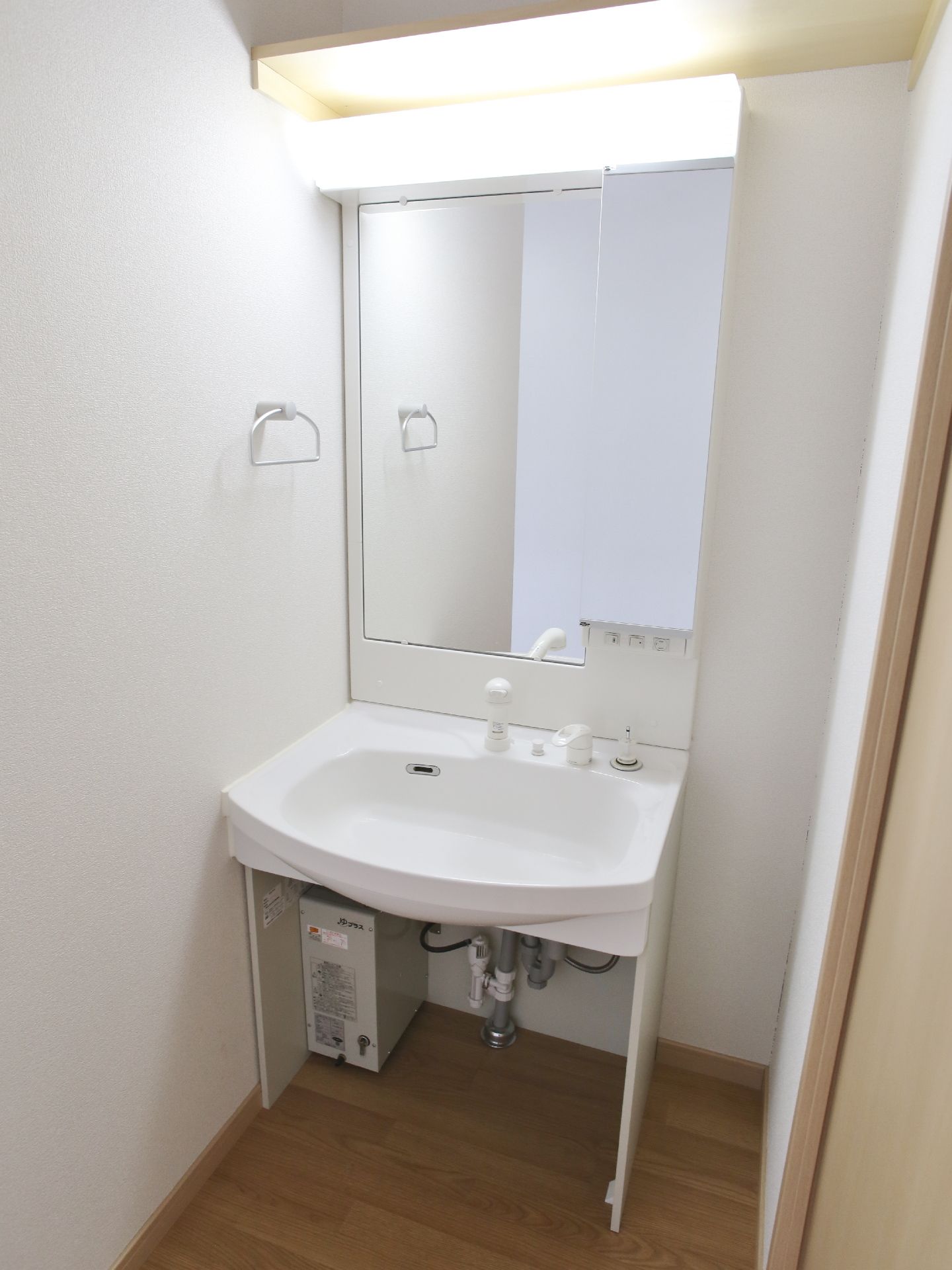 照明が明るく、鏡が大きいので見やすい。収納できる部分にも表側に鏡がついているので、チェックできる範囲が増えて使いやすい。