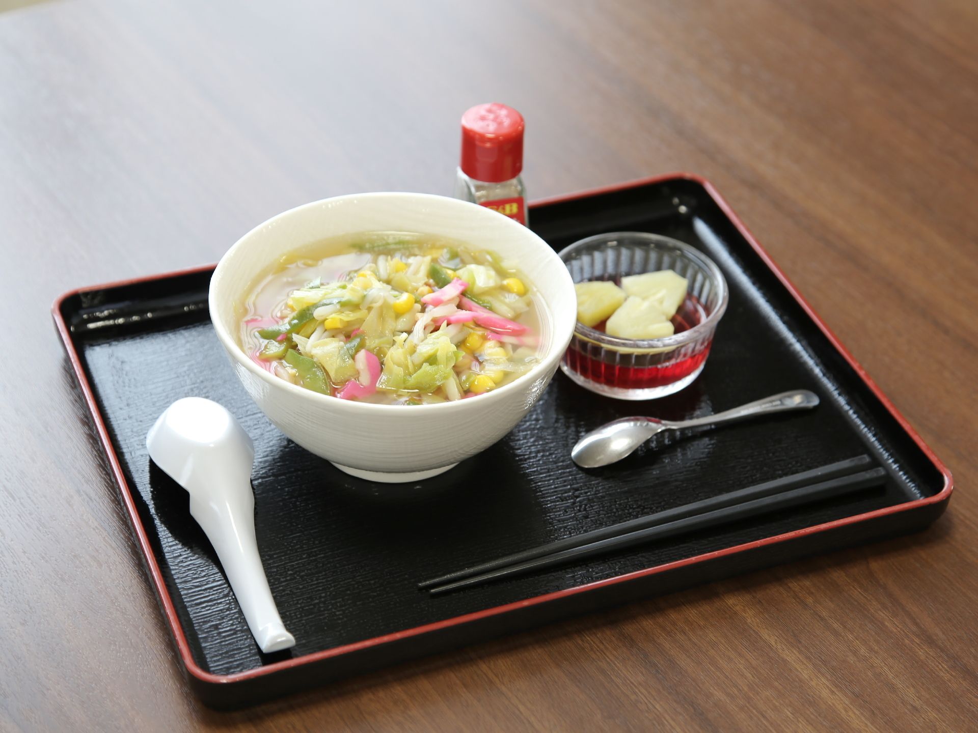お食事の具材は細かく切って調理してある。味が足りない場合は調味料で味をたすことができる。デザートもついている。